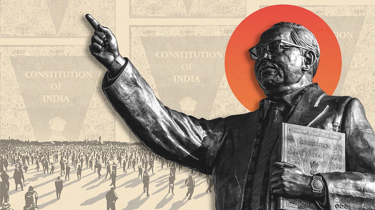 भारत के संविधान की जिल्द थामे डॉ. बी.आर. आंबेडकर की प्रतिमा का कटआउट.