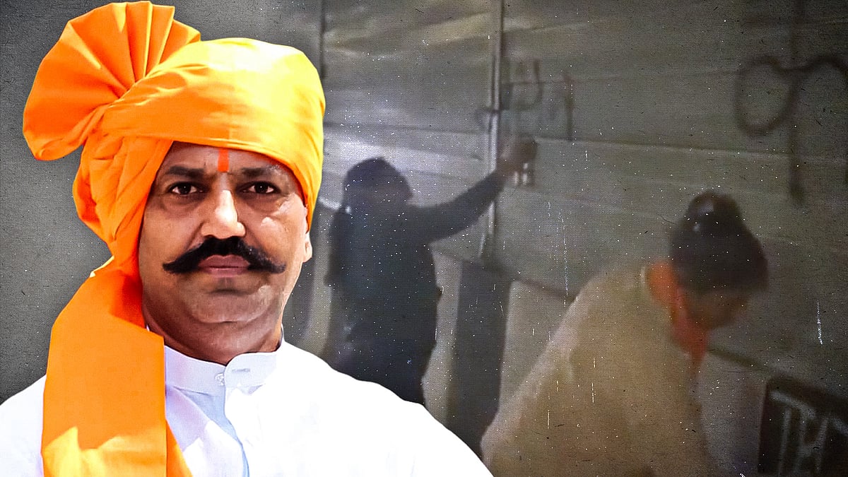 पिंकी चौधरी और पृष्ठभूमि में नफरती नारा लिखते लोग.
