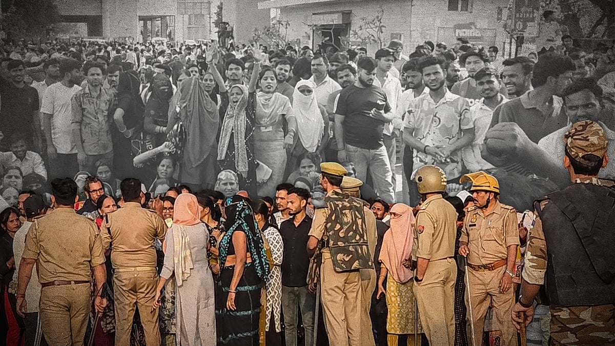 नोएडा में हड़ताली कर्मचारी और पुलिस अमले की तस्वीर. 