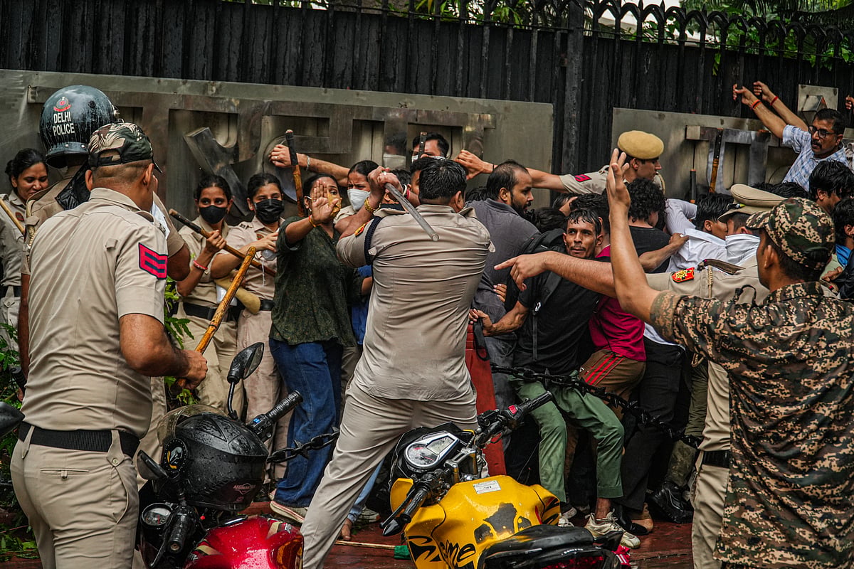Police unleash lathi charge on protesters.