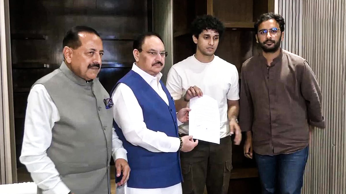 जेपी नड्डा और जितेंद्र सिंह के साथ सौरव दास और आशुतोष रांका.
