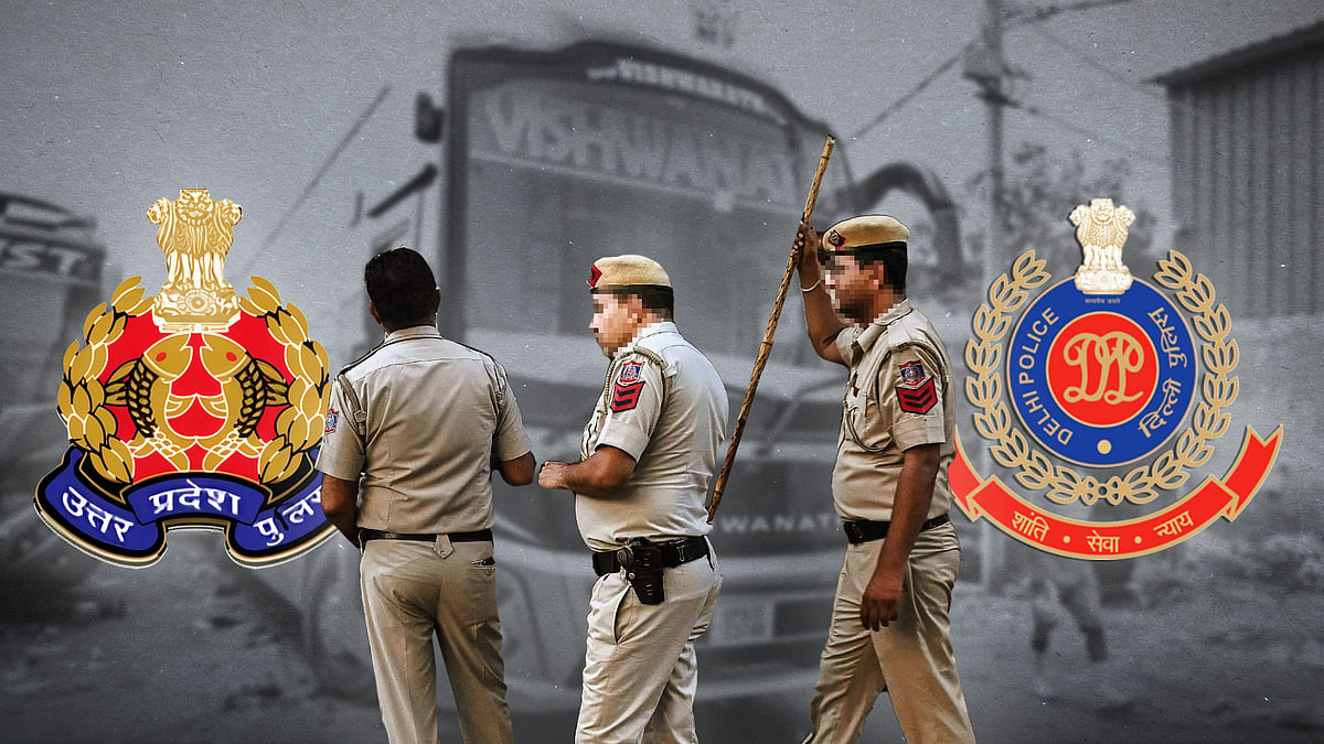 नोएडा और दिल्ली पुलिस के लोगो. पृष्ठभूमि में बस की तस्वीर.