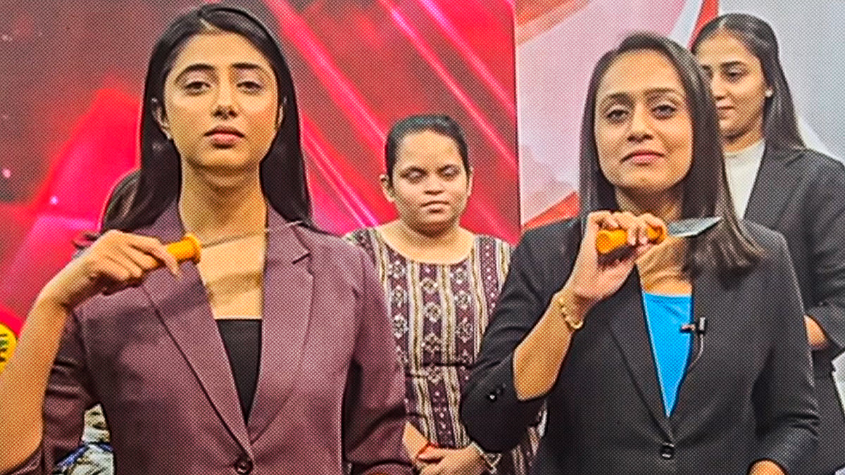 चाकू से गला काटने का इशारे करतीं एंकर.
