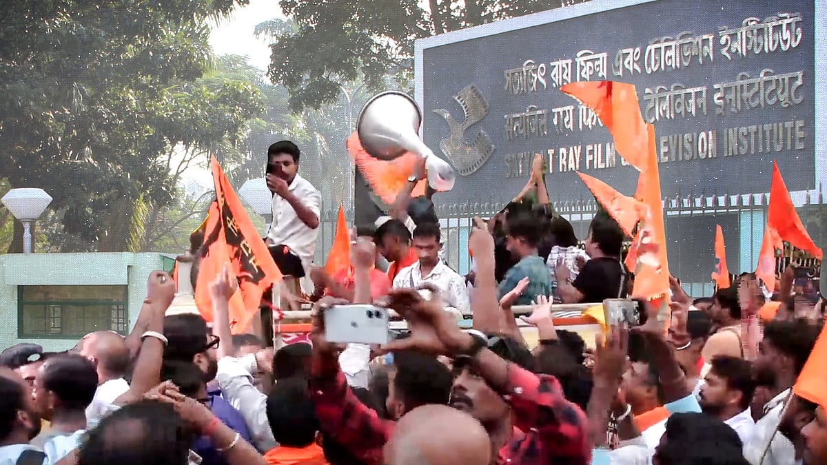 संस्थान के दरवाजे पर जमा भीड़.