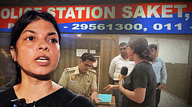 What happened to journalist Shaheen Khan at Saket police station?