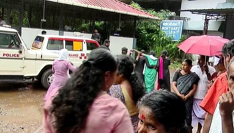 സനീഷിന്റെ ബന്ധുക്കൾ