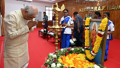 രാജ്‌ഭവനിലെ പരിപാടിയില്‍ 'ഭാരതാംബ' ചിത്രത്തില്‍ പുഷ്പാർചന നടത്തുന്ന ഗവർണർ