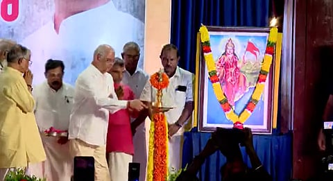 കേരള സർവകലാശാല സെനറ്റ് ഹാളിൽ നടന്ന ചടങ്ങിൽ ഗവർണർ 'ഭാരതാംബ'യ്ക്ക് മുന്നിൽ ദീപം തെളിയിക്കുന്നു 