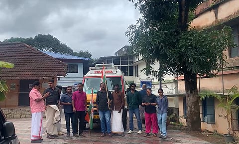 വിതുരയിൽ ആംബുലൻസ് തടഞ്ഞതിനെ തുടർന്ന് രോഗിയായ ആദിവാസി യുവാവ് മരിച്ചെന്ന് പരാതി.