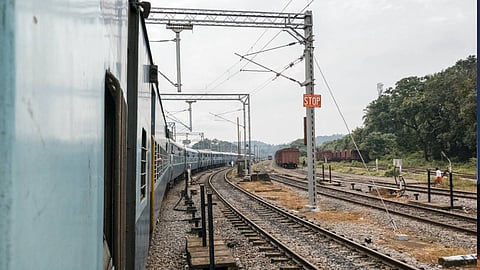 യാത്രക്കാരുടെ ശ്രദ്ധയ്ക്ക്: ആലുവ റെയില്‍വേ പാലത്തില്‍ അറ്റകുറ്റപ്പണി; ട്രെയിനുകള്‍ വൈകിയോടും