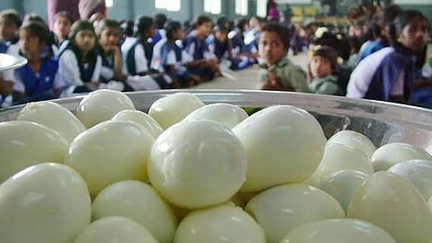 ഉച്ചഭക്ഷണത്തിൽ പുഴുങ്ങിയ മുട്ട ഉൾപ്പെടുത്തി; കർണാടകയിൽ 84 കുട്ടികളുടെ ടിസി വാങ്ങി രക്ഷിതാക്കൾ