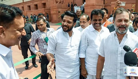 ''ഒരു അസാധാരണ ഹസ്തദാനം''; ബിജെപി എംപിയെ അഭിനന്ദിച്ച് രാഹുല്‍ ഗാന്ധി 