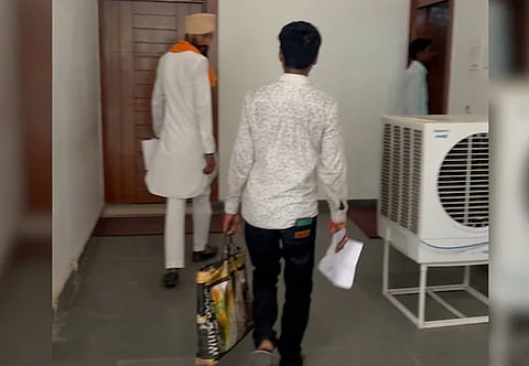 വിപിൻ ഗുപ്ത കുഞ്ഞുമായി ഓഫീസിലെത്തിയപ്പോൾ
