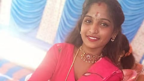 "വീട്ടിൽ നിന്നു കൊണ്ടുപോയ ബാ​ഗിൽ ഒന്ന് കാണാനില്ല"; സിദ്ധരാജു ദർഷിതയെ മോഷണത്തിന് നിർബന്ധിച്ചതായി ഭർത്താവിന്റെ കുടുംബം