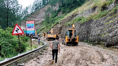 ഉത്തരാഖണ്ഡിൽ  തൊഴിലാളികൾ 19  തുരങ്കത്തിൽ കുടുങ്ങി