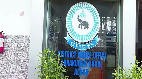 ''നടപടി ക്രമം പാലിക്കാതെ ഫോണ്‍ വിളിച്ചു''; ആലുവ റൂറല്‍ എസ്പി ഓഫീസിലേക്ക് ജാക്കറ്റ് ചോദിച്ച് വിളിച്ച പൊലീസുകാരനെതിരെ നടപടിയെടുത്തേക്കും