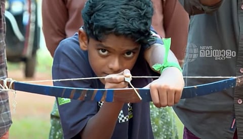 ഈര്‍ക്കില്‍ കൊണ്ട് അമ്പും മുളകൊണ്ട് വില്ലും, പേരാമ്പ്രയില്‍ പ്രധാന ഓണക്കളി അമ്പെയ്ത്താണ്