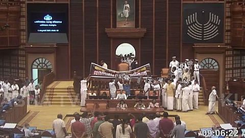 ''അയ്യപ്പന്റെ സ്വര്‍ണം കട്ടവര്‍ അമ്പലം വിഴുങ്ങികള്‍'', സ്വര്‍ണപ്പാളിയില്‍ പ്രക്ഷുബ്ധമായി സഭ; ബാനറുയര്‍ത്തി പ്രതിപക്ഷ പ്രതിഷേധം