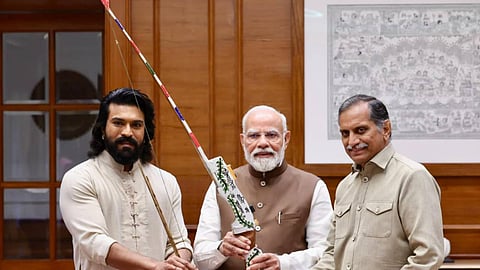 ആര്‍ച്ചറി പ്രീമിയര്‍ ലീഗ് ആദ്യ സീസണ്‍ പൂര്‍ത്തിയായി; പ്രധാനമന്ത്രിക്ക് വില്ല് സമര്‍പ്പിച്ച് രാം ചരണ്‍
