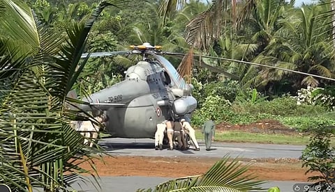 ദ്രൗപദി മുര്‍മു എത്തിയ ഹെലികോപ്റ്ററിന്റെ ടയറുകള്‍ കോണ്‍ക്രീറ്റില്‍ താഴ്ന്നു; തള്ളി നീക്കി ഫയര്‍ഫോഴ്‌സും പൊലീസും