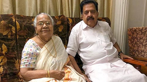 അമ്മയ്ക്കൊപ്പമുള്ള ചിത്രം പങ്കുവെച്ച് രമേശ് ചെന്നിത്തല 