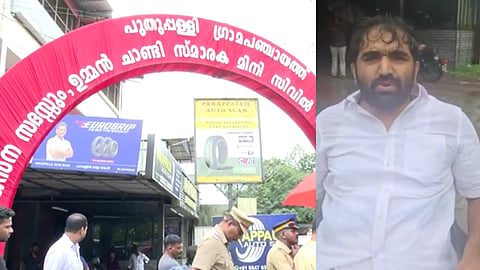 "പണിതീരാത്ത മിനി സിവിൽ സ്റ്റേഷന് ഉമ്മൻ ചാണ്ടിയുടെ പേര് കൊടുത്ത് അപമാനിച്ചു"; മഴയത്ത് കുത്തിയിരുന്ന് ചാണ്ടി ഉമ്മൻ്റെ പ്രതിഷേധം 