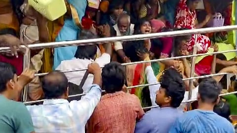 അകത്തേക്കും പുറത്തേക്കും ഒറ്റ പ്രവേശന കവാടം;എത്തിയത് 15000 ലേറെ പേര്‍; ആന്ധ്രാപ്രദേശിലെ ശ്രീ വെങ്കിടേശ്വര സ്വാമി ക്ഷേത്രത്തില്‍ സംഭവിച്ചത്