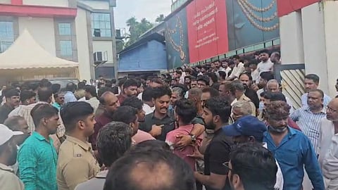 റോഡ് ബ്ലോക്കാകും വിധം വാഹനങ്ങൾ പാർക്ക് ചെയ്തു; 
 ചെറുതുരുത്തിയിൽ വിവാഹത്തിനിടെ സംഘർഷം 