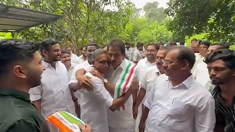 സീറ്റല്ല... സൗഹൃദമാണ് വലുത്! സഹപ്രവർത്തകനായി സ്ഥാനാർഥിത്വം വിട്ടു നൽകി യുഡിഎഫ് സ്ഥാനാർഥി; അഭിനന്ദിച്ച് കെ.സി. വേണുഗോപാൽ