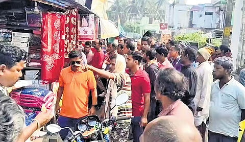ബംഗ്ലാദേശികളെന്ന് മുദ്രകുത്തി, ബംഗാളി മുസ്ലിം കച്ചവടക്കാർ സംസ്ഥാനം വിടണമെന്ന് ഒഡിഷ, 72 മണിക്കൂറിനുള്ളിൽ പോകാൻ നിർദേശിച്ച്  നയാ​ഗഢ് പൊലീസ് 