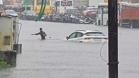 തമിഴ്‌നാട്ടിൽ വ്യാപക നാശം വിതച്ച് ഡിറ്റ് വാ; വീടുകൾ ഉൾപ്പെടെ നിരവധി കെട്ടിടങ്ങൾ തകർന്നു,  റിലീഫ് ക്യാമ്പുകൾ സജ്ജമാക്കി സർക്കാർ
