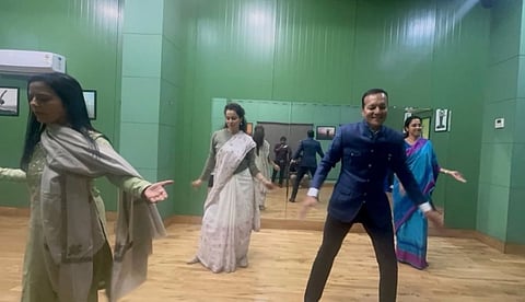 ഇത് രാഷ്ട്രീയത്തിനുമപ്പുറം! കങ്കണയ്‌ക്കൊപ്പം നൃത്തം ചെയ്യുന്ന മഹുവ മൊയിത്രയും സുപ്രിയ സുലേയും; സോഷ്യല്‍ മീഡിയയില്‍ ചര്‍ച്ചയായി ചിത്രം