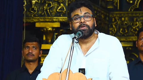 ഭഗവത് ഗീതയും ഭരണഘടനയും ഒന്നെന്ന് പവൻ കല്യാൺ: വിമർശിച്ച് കോൺഗ്രസ് 
