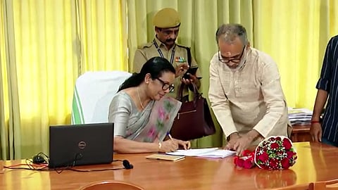 "സർക്കാരുമായി സഹകരിച്ച് മുന്നോട്ട് പോകും, പഴയ കാര്യങ്ങൾ ചികഞ്ഞെടുക്കേണ്ട"; കെടിയു വിസിയായി ചുമതലയേറ്റ് സിസാ തോമസ് 