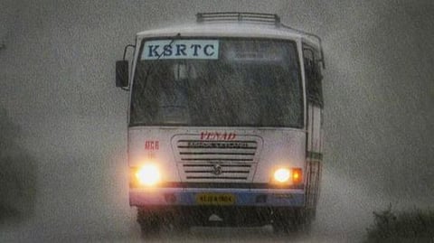 വിദ്യാർഥിനികൾ ആവശ്യപ്പെട്ട സ്റ്റോപ്പിൽ രാത്രി ബസ് നിർത്തിയില്ല; കെഎസ്ആർടിസി കണ്ടക്ടറെ സർവീസിൽ നിന്നും നീക്കം ചെയ്തു