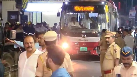പിന്നോട്ടെടുത്ത ബസ് ആളുകള്‍ക്കിടയിലേക്ക് ഇടിച്ചു കയറി; മുംബൈയില്‍ 4 മരണം 