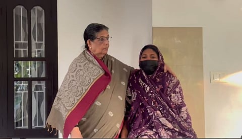 "വീട് പൊളിച്ചായാലും അകത്ത് കയറ്റും"; കോഴിക്കോട് ഭര്‍തൃവീട്ടുകാര്‍ വീട്ടില്‍ നിന്നും ഇറക്കിവിട്ട യുവതിയെ സന്ദര്‍ശിച്ച് വി.പി. സുഹറ