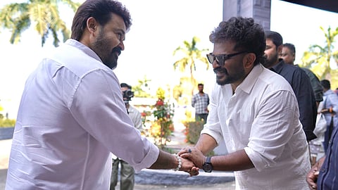 'L366'  സെറ്റിൽ മോഹൻലാലിനെ സ്വാഗതം ചെയ്യുന്ന തരുൺ മൂർത്തി