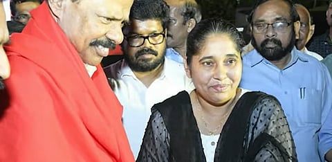 എം.വി. ഗോവിന്ദന് ഷാള്‍ അണിയിച്ച് ധനരാജിൻ്റെ ഭാര്യ