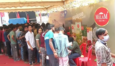 പെരുമ്പാവൂരില്‍ ഇതര സംസ്ഥാന തൊഴിലാളികള്‍ക്കായി എയ്ഡ്‌സ് ബോധവത്കരണ ക്ലാസ്; പങ്കെടുക്കുന്നത് ആയിരത്തിലധികം പേർ