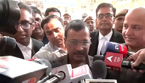 "കെട്ടിച്ചമച്ച കേസ്, ഒരു മുഖ്യമന്ത്രിയെ വലിച്ചിഴച്ച് കൊണ്ടുപോയി ജയിലിലടച്ചു"; മാധ്യമങ്ങള്‍ക്ക് മുന്നില്‍ പൊട്ടിക്കരഞ്ഞ് കെജ്‌രിവാള്‍ 
