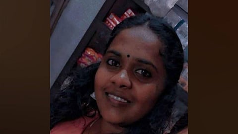 പെരുമ്പാവൂരിൽ ഭാര്യയെ കൊലപ്പെടുത്തി ഭർത്താവ്; കൊന്നത് കഴുത്തിൽ ഷാൾ മുറുക്കി