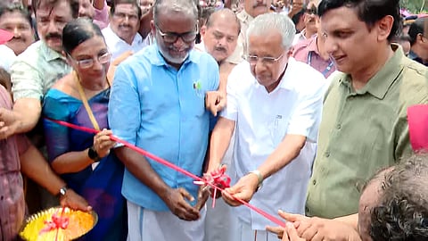 മഴവില്ലഴകോടെ... പെരുമ്പളം പാലം നാടിന് സമർപ്പിച്ച് മുഖ്യമന്ത്രി 