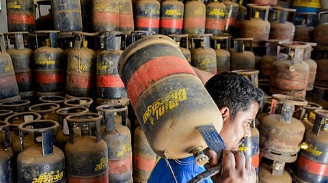 പാചകവാതക ക്ഷാമം നേരിടാൻ സംസ്ഥാന സർക്കാർ

