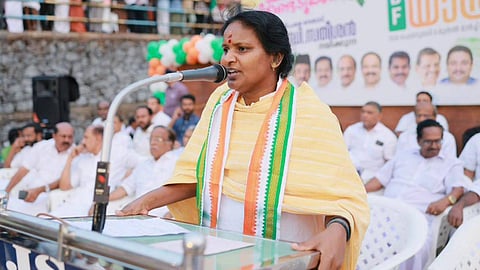 ' ഗ്രൗണ്ടിൽ ഇറങ്ങി പ്രവർത്തിക്കാതെ പാട്ടുംപാടി കറങ്ങി നടന്ന് 
തോറ്റ ആളാണ്, രമ്യ ഹരിദാസിനെ ചിറയിൻ കീഴ് കെട്ടിയിറക്കാൻ സമ്മതിക്കില്ല'; വിമർശനവുമായി കോൺഗ്രസ് പ്രവർത്തകർ