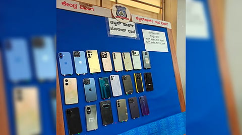 പിടികൂടിയ മൊബൈൽ ഫോണുകൾ