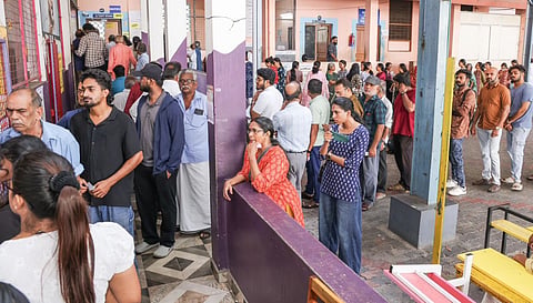 തൃശൂരിൽ വോട്ട് ചെയ്യാനെത്തിയ വയോധികൻ കുഴഞ്ഞുവീണു മരിച്ചു; വട്ടിയൂർക്കാവിൽ ആളുമാറി വോട്ട് ചെയ്തെന്ന് പരാതി 