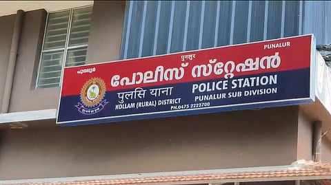 പുനലൂർ പൊലീസ് സ്റ്റേഷനിൽ യുവാവ് തീ കൊളുത്തി ജീവനൊടുക്കാൻ ശ്രമിച്ചു 