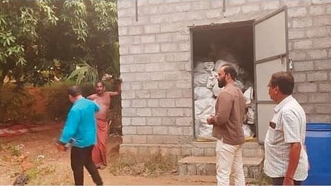 അനധികൃത പടക്കവും വെടിമരുന്നും കണ്ടെത്തിയ സംഭവം; പാറമേക്കാവിന്റെ പടക്കനിര്‍മാണശാല ഉടമയ്‌ക്കെതിരെ കേസ് 
