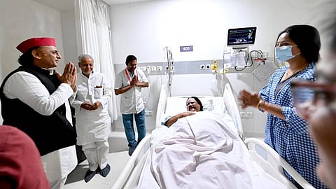 തന്റെ കോലം കത്തിക്കുന്നതിനിടെ പൊള്ളലേറ്റ ബിജെപി എംഎല്‍എയെ സന്ദര്‍ശിച്ച് അഖിലേഷ് യാദവ് 